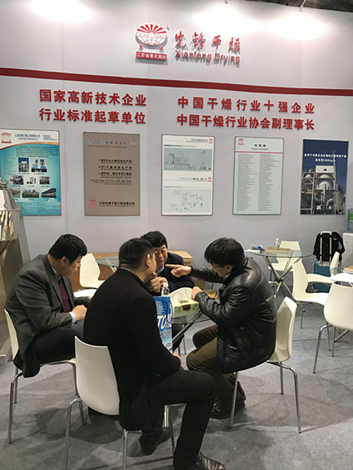 外贸刘经理正在给国外参展客户讲解设备图2 外贸刘经理正在给国外参展客户讲解设备图2