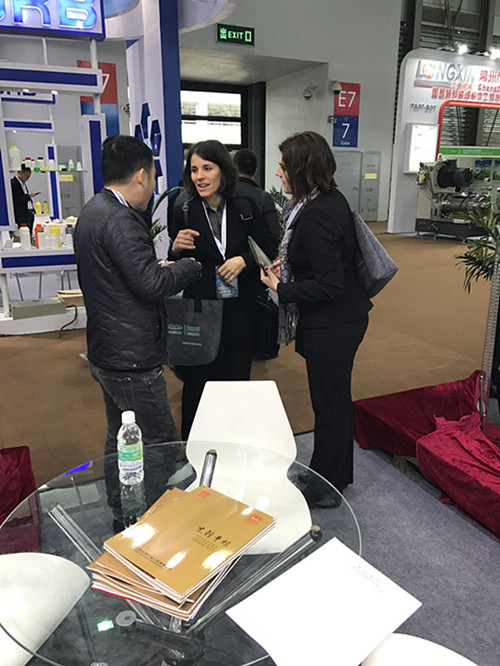 外贸高经理正在给国外参展客户讲解设备图2 外贸高经理正在给国外参展客户讲解设备图2