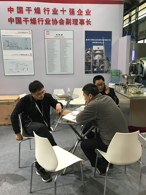 内贸刘经理正在给客户洽谈设备图1 内贸刘经理正在给客户洽谈设备图1