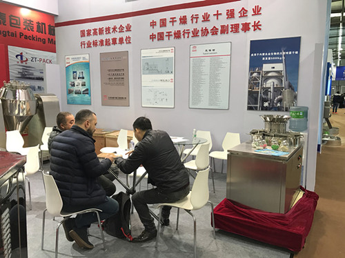 外贸高经理正在给国外参展客户讲解设备图3 外贸高经理正在给国外参展客户讲解设备图3