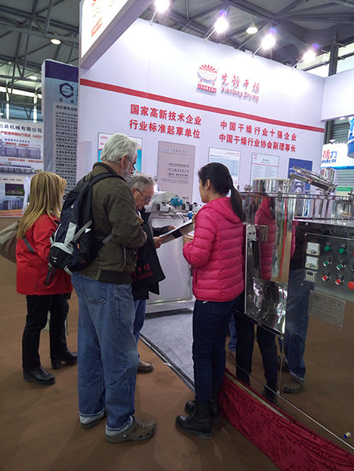 外贸谢经理正在给国外参展客户讲解设备 外贸谢经理正在给国外参展客户讲解设备