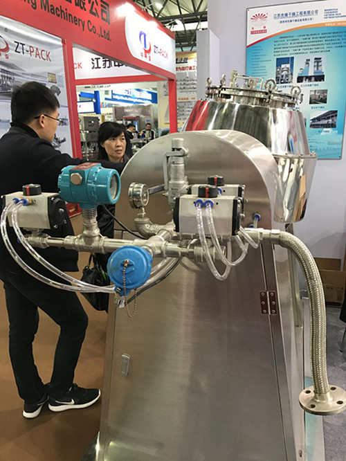 内贸刘经理正在给客户洽谈设备图2 内贸刘经理正在给客户洽谈设备图2