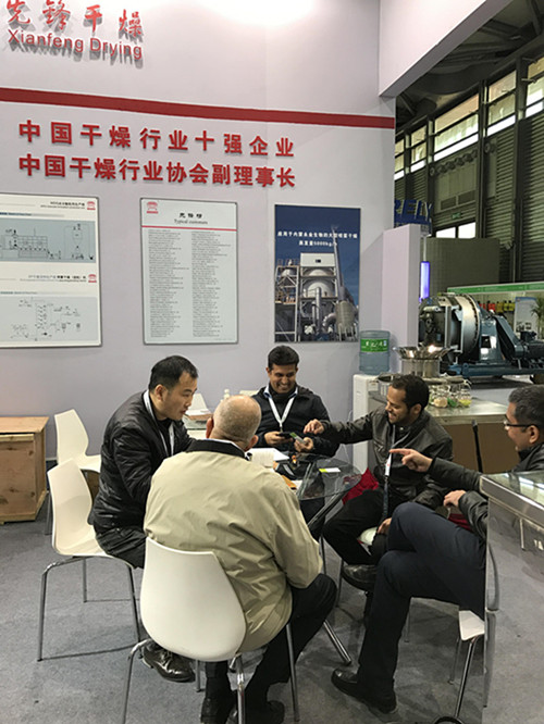 外贸高经理正在给国外参展客户讲解设备图1 外贸高经理正在给国外参展客户讲解设备图1