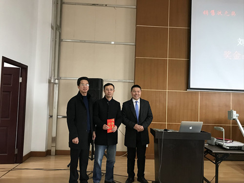 年度销售状元奖：刘伟娇